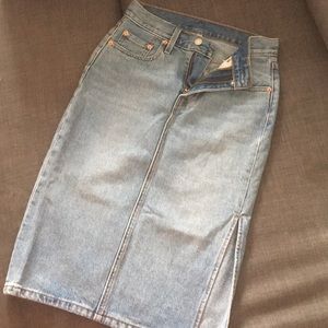 Never worn! Vintage Levi denim skirt. Size 25